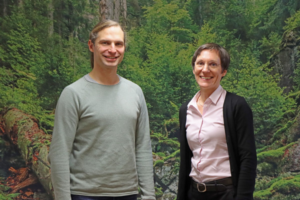 Der grüne Abgeordnete Toni Schuberl informierte sich bei Nationalparkleiterin Ursula Schuster über die aktuelle Borkenkäfersituation, den Ausbau des ÖPNV und den Amphibienschutz. (Foto: Nationalpark Bayerischer Wald) 